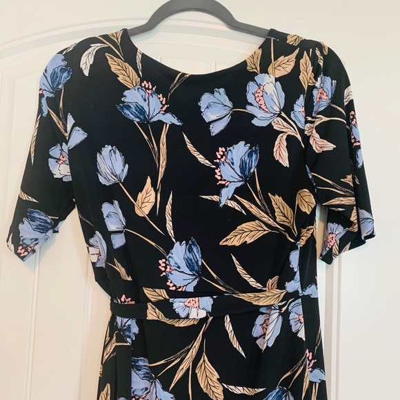 Motherhood Maternity Leaf Printed Wrap Dress NWT - Picture 2 of 11